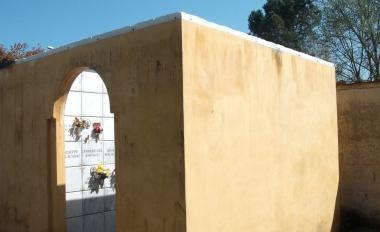 Un particolare dellossario del cimitero da dove &egrave; stato portata via una parte della copertura 