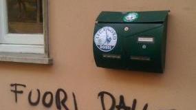 Le scritte comparse sulla sede della Lega Nord a Viareggio