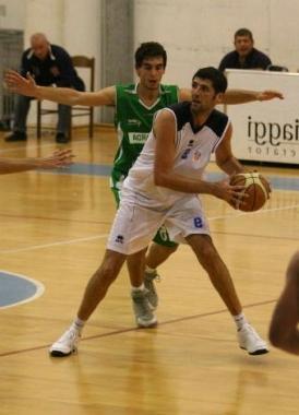 Maurizio Del Testa contrastato da un avversario   