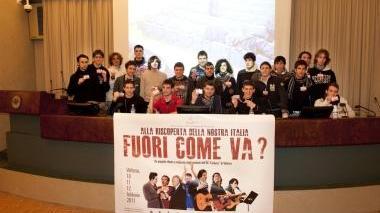 A destra i ragazzi di Volterra coinvolti Accanto Vigna Sotto il teatro
