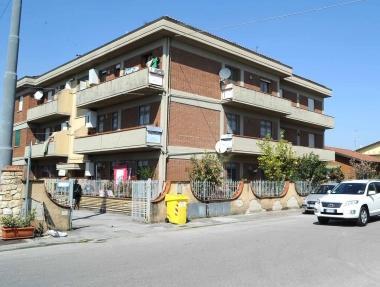 A sinistra il condominio di via Ricasoli dove si trova lappartamento sotto sequestro Sopra Rosati e Maricchiolo 