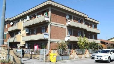 A sinistra il condominio di via Ricasoli dove si trova l’appartamento sotto sequestro Sopra Rosati e Maricchiolo