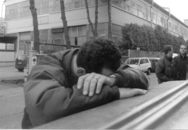Il gruppo di maggioranza e un operaio disperato dopo la perdita del posto di lavoro   