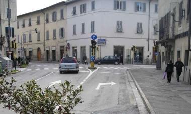 Uno scorcio del centro urbano castellano a margine del ponte sullElsa 
