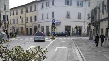 Uno scorcio del centro urbano castellano a margine del ponte sull’Elsa