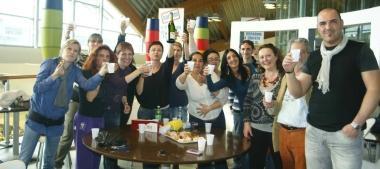 I lavoratori festeggiano con un brindisi dopo lannuncio che il ristorante riaprir&agrave; 