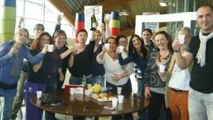 I lavoratori festeggiano con un brindisi dopo l’annuncio che il ristorante riaprirà