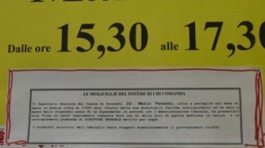 <b>IL CARTELLO.</b> Affisso ieri davanti alla porta del funzionario