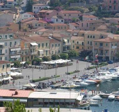 Una veduta del centro e dellapprodo di Porto Azzurro    
