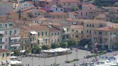 Una veduta del centro e dell’approdo di Porto Azzurro