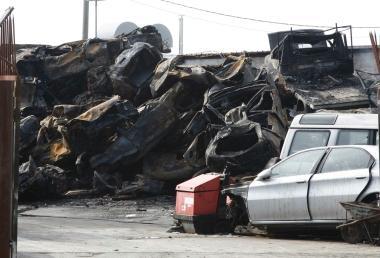 <b>FUOCO E FUMO.</b> Alcune drammatiche immagini dellincendio scoppiato ieri mattina allofficina &laquo;Adorni e Bernardini&raquo; sullAurelia 