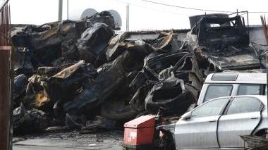 <b>FUOCO E FUMO.</b> Alcune drammatiche immagini dell’incendio scoppiato ieri mattina all’officina «Adorni e Bernardini» sull’Aurelia