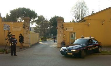 La caserma Ruspoli presidiata dall’Arma poco dopo l’attentato