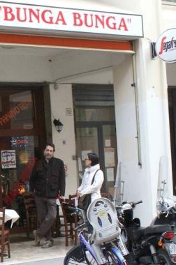 In Corso Mazzini è spuntato il Bar Bunga Bunga