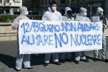 Piazza Cavour: il flash-mob anti-nucleare dei giovani dipietristi 