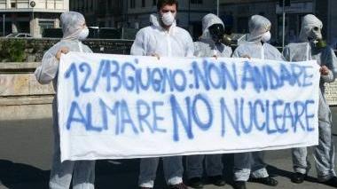 Piazza Cavour: il flash-mob anti-nucleare dei giovani dipietristi