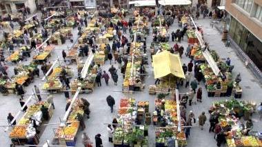 Una veduta dall’alto dei banchi del mercato di piazza Cavallotti