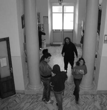 Studenti nellatrio dellistituto Santo Spirito e a destra il consigliere dellUdc Salvatore Capuozzo  