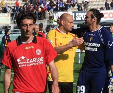 <b>DELUSI. </b>Manuel Iori lascia il campo con gli occhi bassi dopo il fischio finale    
