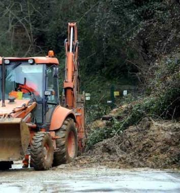 Lavori di messa in sicurezza dopo la frana in via Bassa Tambura 