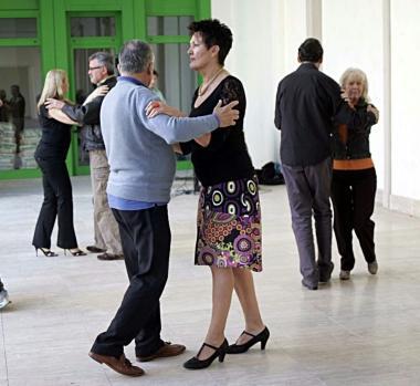 Coppie impegnate nel tango al Kursaal 