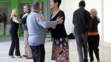 Coppie impegnate nel tango al Kursaal
