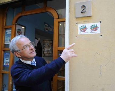 Portano via la targa alla sede del Pdl