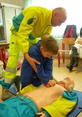 Bimbi a lezione con un manichino 