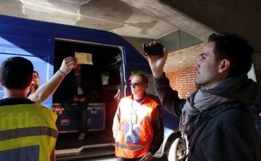 A destra un momento della contestazione: un tifoso minaccia di stracciare labbonamento per protesta 