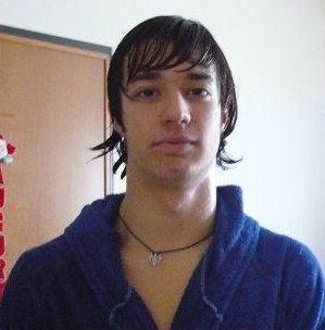 Due immagini di Alessandro Terlindi il ragazzo di 18 anni morto per una leucemia Domani i funerali alle Fontanelle 