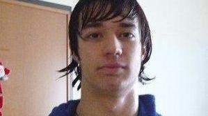Due immagini di Alessandro Terlindi il ragazzo di 18 anni morto per una leucemia Domani i funerali alle Fontanelle