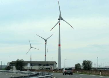 Quelle quattro pale eoliche che producono energia pulita e piacciono a Legambiente