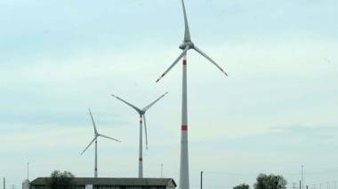 Quelle quattro pale eoliche che producono energia pulita e piacciono a Legambiente