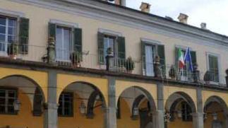 Il Comune di Pontremoli e a destra l’ex assessore del Pd Enrico Petriccioli