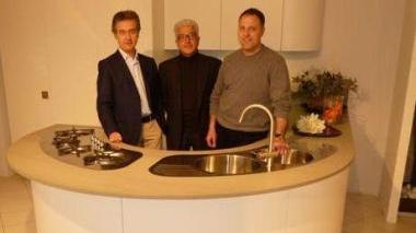 Da sinistra Massimo e Rino Moschini e Roberto Giglioli accanto la fabbrica a Casenuove