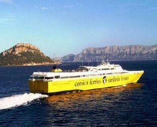 Sopra lAchaeos di Blu Navy, accanto un traghetto della Corsica Sardinia Ferries che forse rinuncer&agrave; agli slot assegnati sulla linea per lisola dElba 