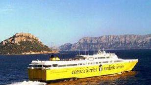 Sopra l’Achaeos di Blu Navy, accanto un traghetto della Corsica Sardinia Ferries che forse rinuncerà agli slot assegnati sulla linea per l’isola d’Elba