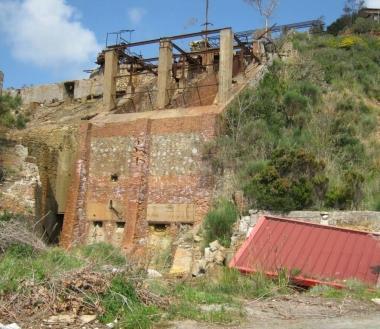 Sopra gli edifici delle ex miniere, accanto il laghetto di Terranera 
