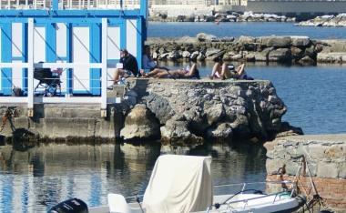Sugli scogli dei bagni Lido &egrave; gi&agrave; tempo di tintarella: ieri mattina cerano gi&agrave; i primi bagnanti 