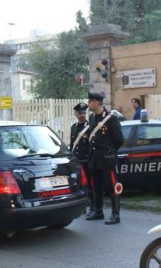 Sopra, i carabinieri davanti al comando della Folgore subito dopo l’attentato; a destra, uno schema che illustra il modo con cui è stata costruita la lettera esplosiva che ha ferito il capo di stato maggiore dei parà