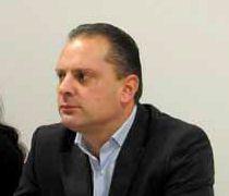 Andrea Zanetti e a destra alcuni negozi di Marina    
