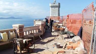 Il restauro delle panchine di piazza Bovio in vista del Giro d’Italia