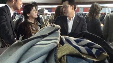 Il presidente nazionale di Smi-Ati Michele Tronconi e il tessile pratese si presenta in una fiera