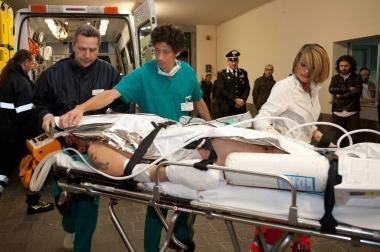 Il trasporto in ospedale di Albamonte dopo lesplosione del plico   