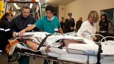 Il trasporto in ospedale di Albamonte dopo l’esplosione del plico