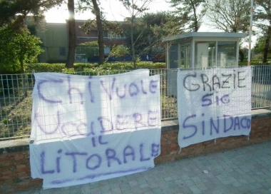 Gli striscioni affissi al Calambrone 