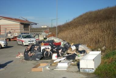 La discarica abusiva in via Terracini 