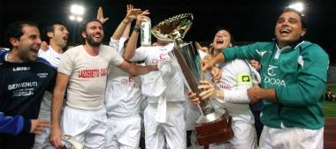 La festa dei giocatori del Lazzeretto dopo la vittoria nelledizione 2010 della finalissima del campionato organizzato dallUisp 