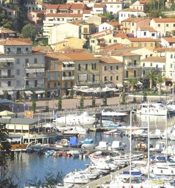 Lapprodo e il centro storico di Porto Azzurro dove sono previsti dal bilancio un milione e mezzo di opere pubbliche   