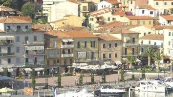 L’approdo e il centro storico di Porto Azzurro dove sono previsti dal bilancio un milione e mezzo di opere pubbliche